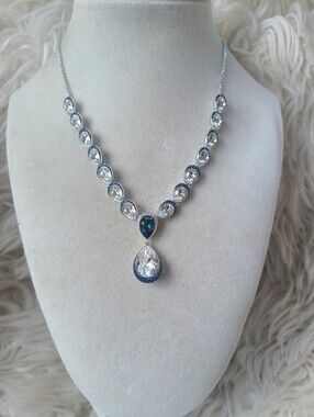 Very Rare Beautiful Swarovski Feel Silver Toned Necklace- Great Condition